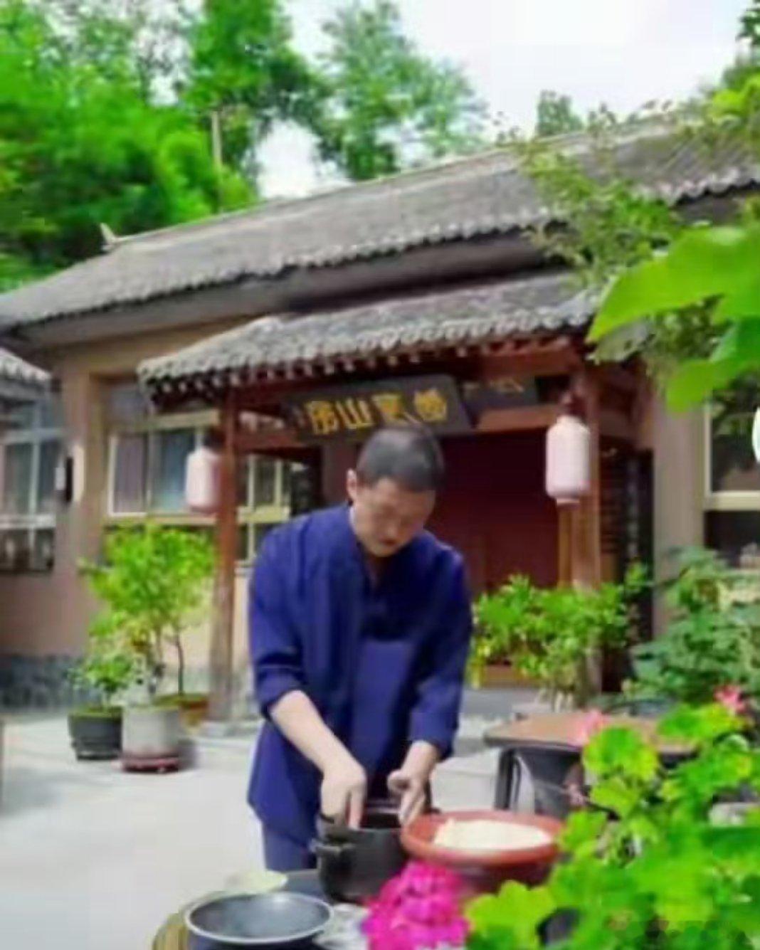 李亚鹏昆明民宿开业昔日万众瞩目的演员，如今俯身打理民宿。江南微评 人生起落本是常