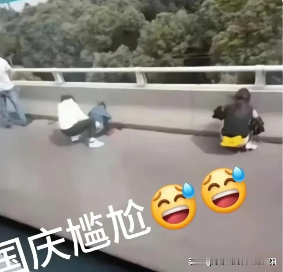 国庆堵车，女子当众小便，还被人拍下来了，拍的人想干什么呢？
人有三急，不能理解理