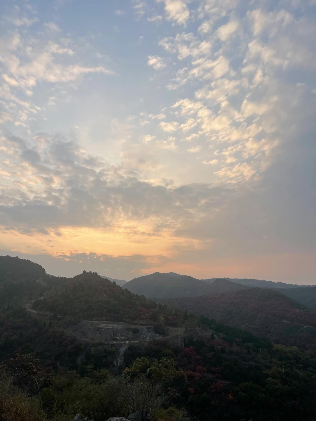  
山巅处，
云雾里，
我和你，
肩并肩，
同赏落日，
共看美景，
愿年年有今日