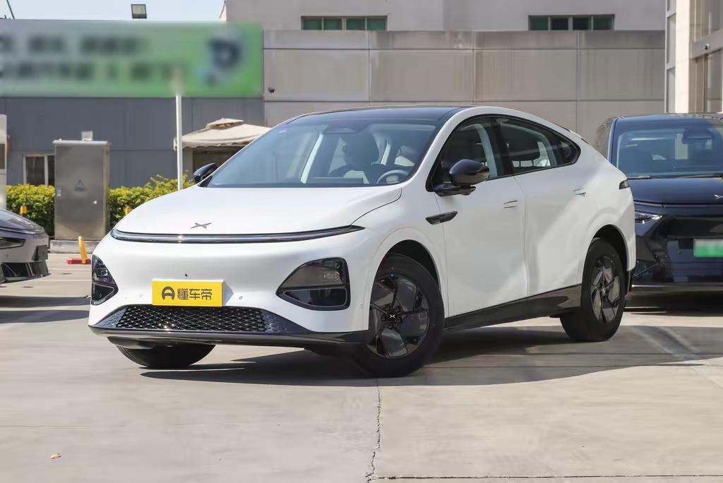 小鹏G6：丑得劝退，开完真香？
第一眼看到G6，我是拒绝的。这屁股是被人拍扁了吗