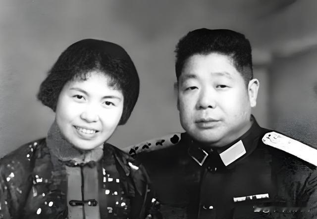 她是开国上将陈锡联的第二任妻子也是陈赓大将的小姨子。

1955年9月授衔结束，