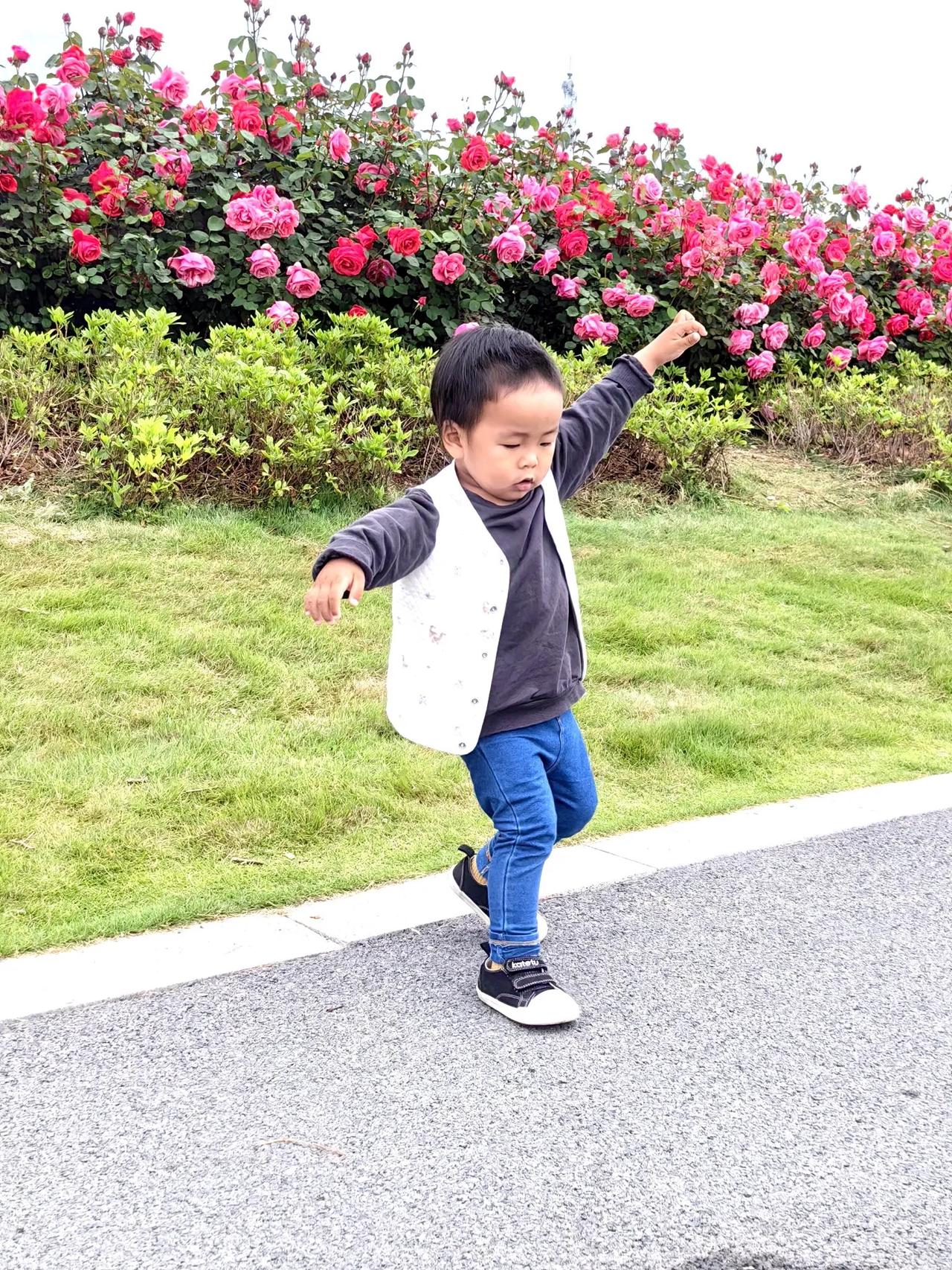 三岁小孙子，居然可以这样？？
小孙子三岁了，能言善辩，思路清晰，我偷偷想过：他堪