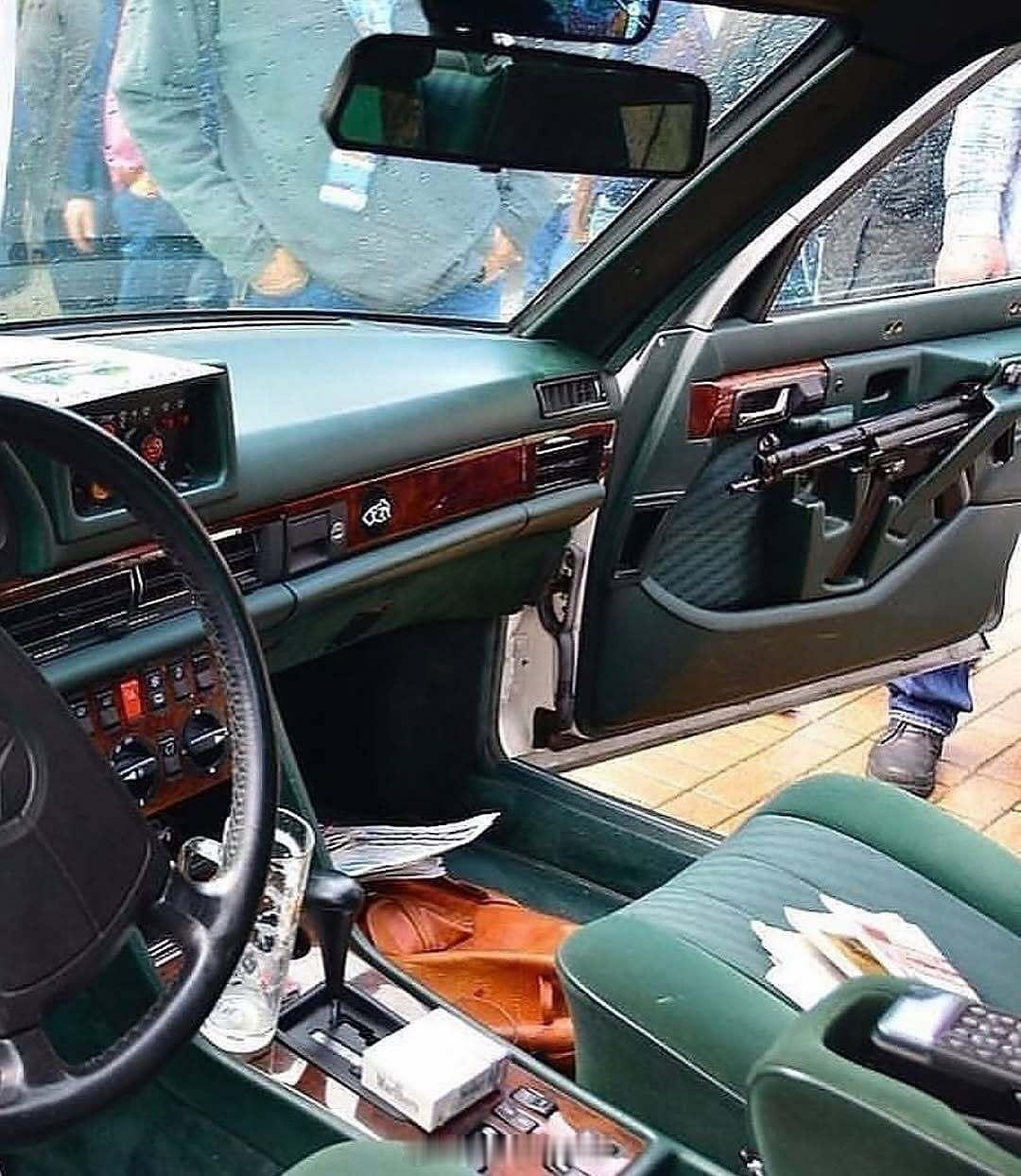 没用的知识又增加了。奔驰W126 420SE警车前后车门上藏着的MP5，卡槽看上