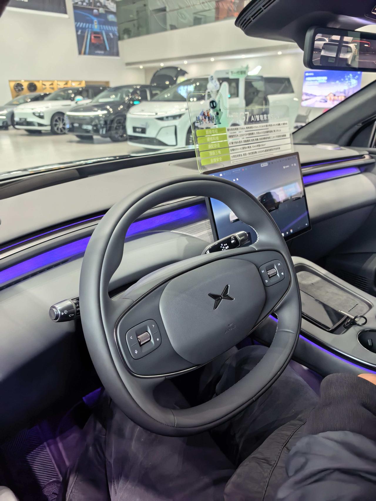 我感觉这款小鹏G7的内饰设计和绝大多数新能源的内饰都差不多。所以审美方面，我认为