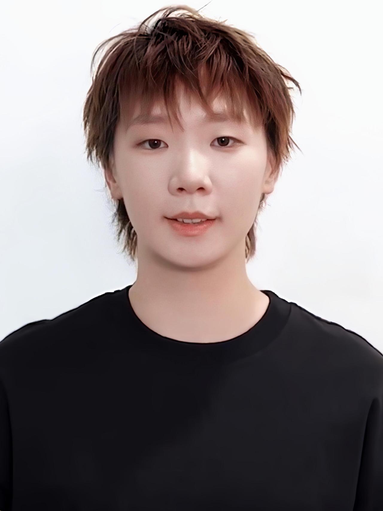 王曼昱稍微打扮一下，美起来不像话！
全运会的证件照还来得及换吗，很简单的一张照片