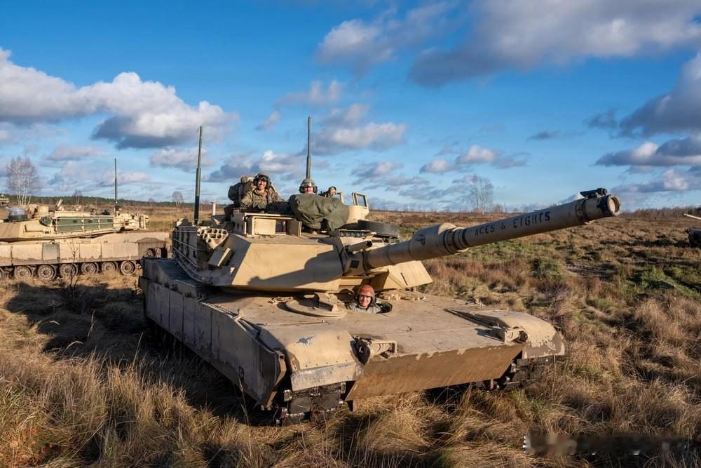 ⚔️🇺🇸🇵🇱 在“前沿陆军扩张”演习期间，M1A2艾布拉姆斯坦克在波兰方