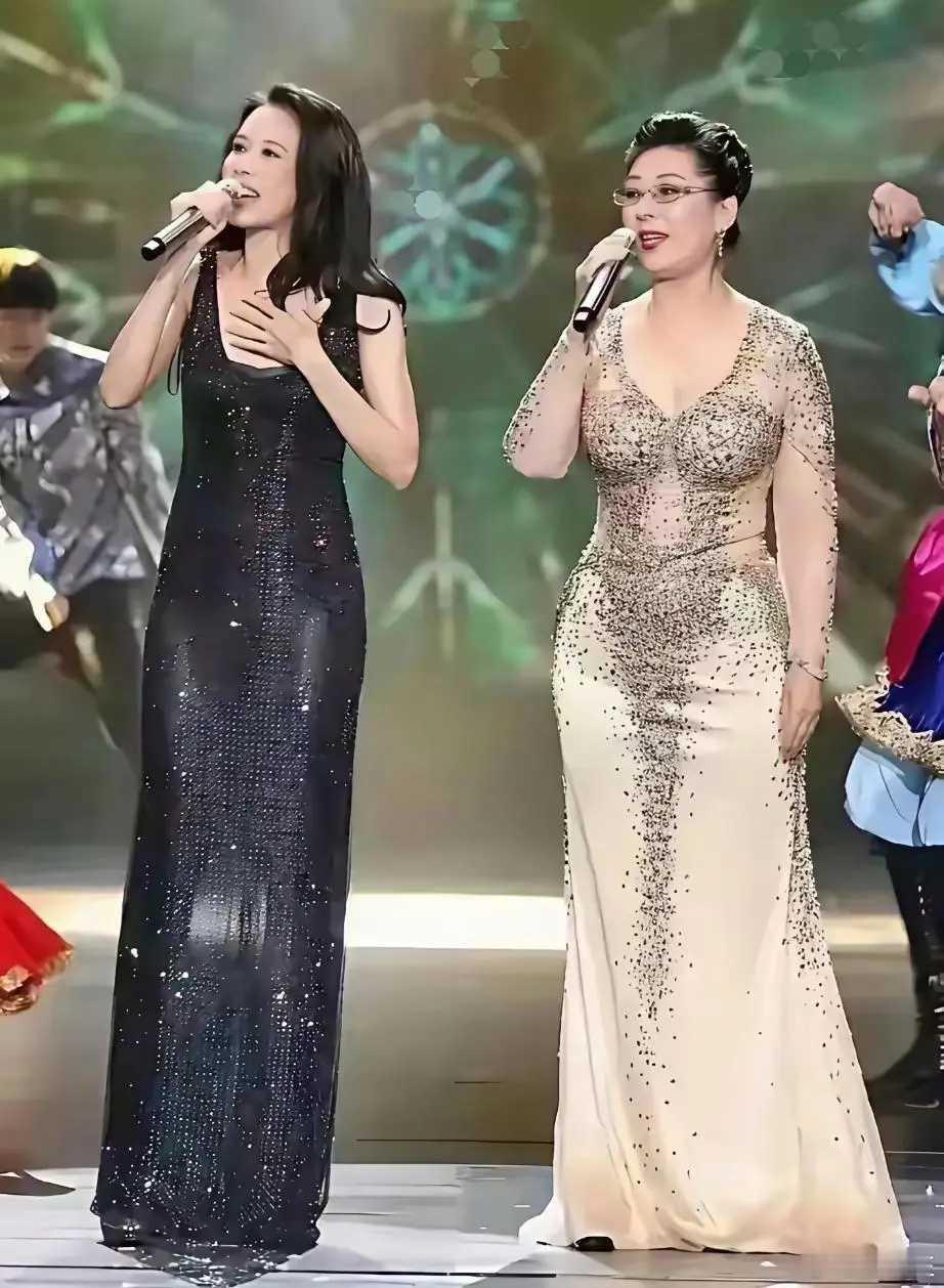 天呐！
71岁的关牧村一出现
莫文蔚都好像没那么亮眼了！
说真的哦
要是不跟你说