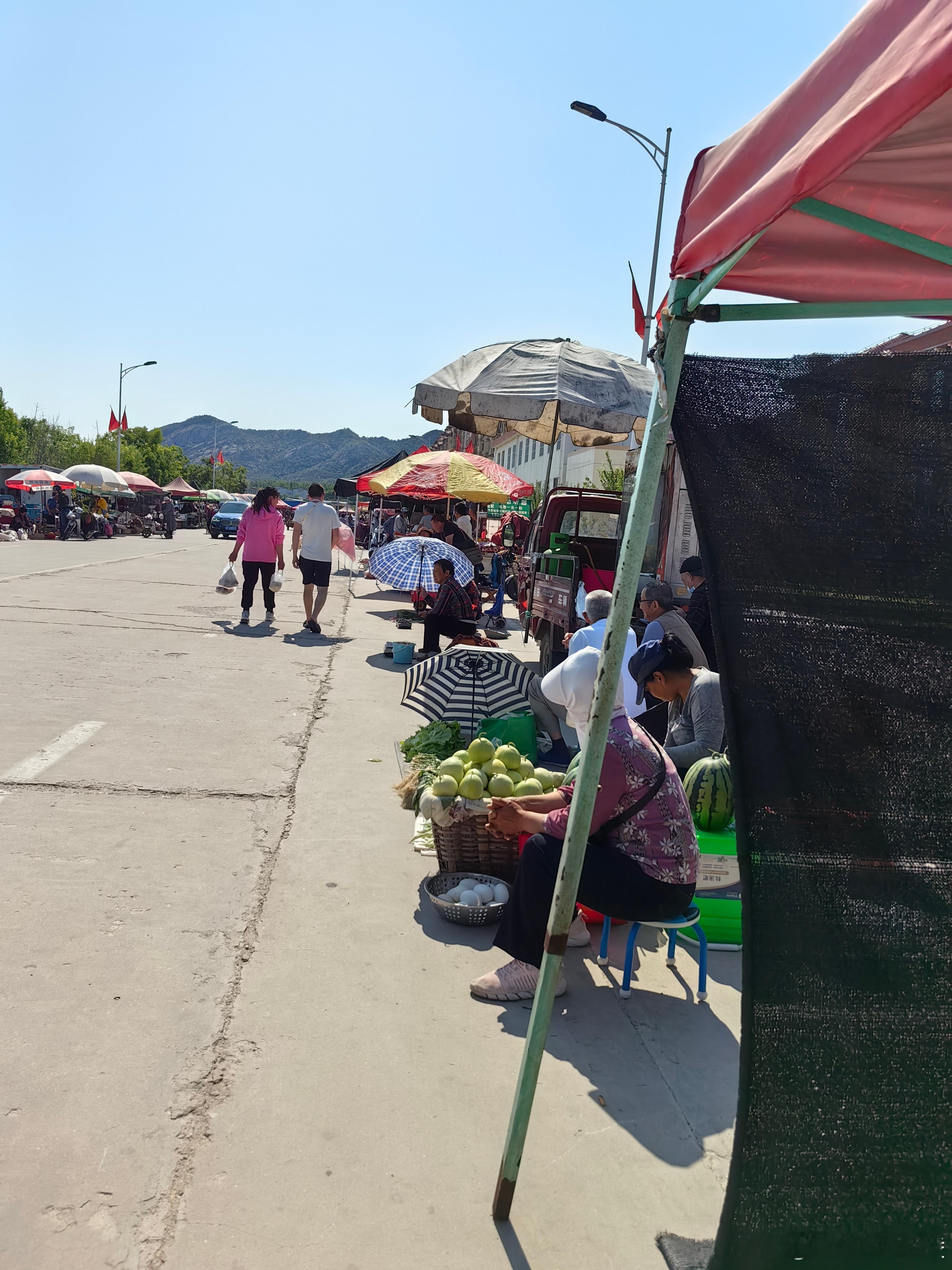 #赶集# 干净的集市，在山下面，大部分都是当地农民种植的蔬菜水果，没有多拍照片，