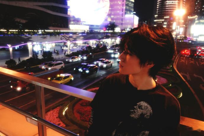 张真源上海夜景plog冷调夜色中和上衣的复古厚重，牛仔单品平衡整体穿搭，颗粒镜头