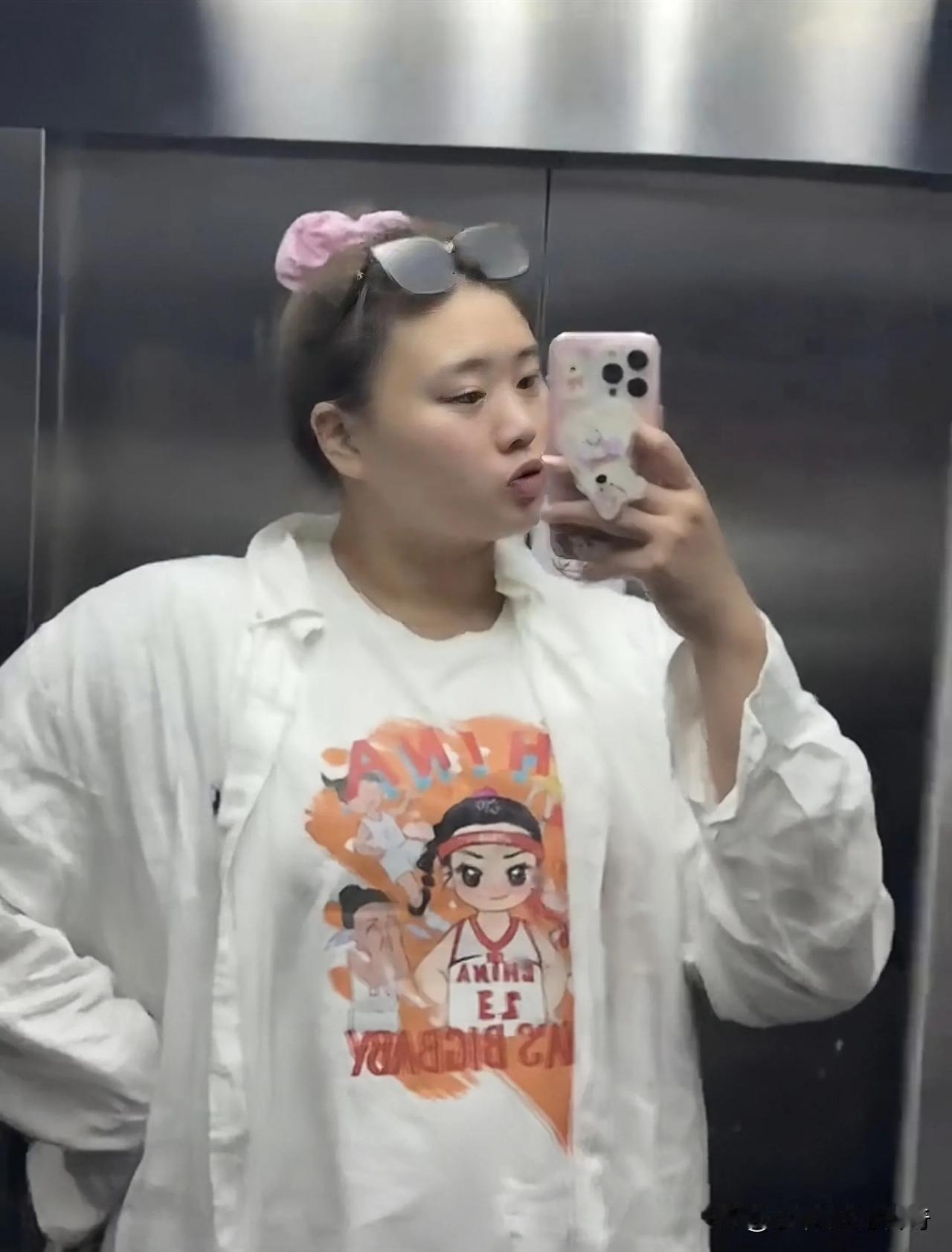 中国女篮球员刘禹彤晒出个人日常照，她配文写到：守正创新，坚卓致远，背着书包回山西