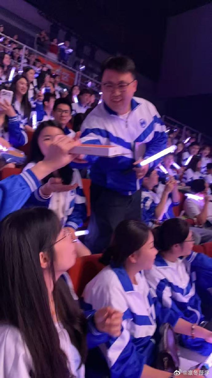 徐良演唱会时薪4000徐良演唱会送20部手机徐良演唱会的现场节奏很舒服，没有刻意