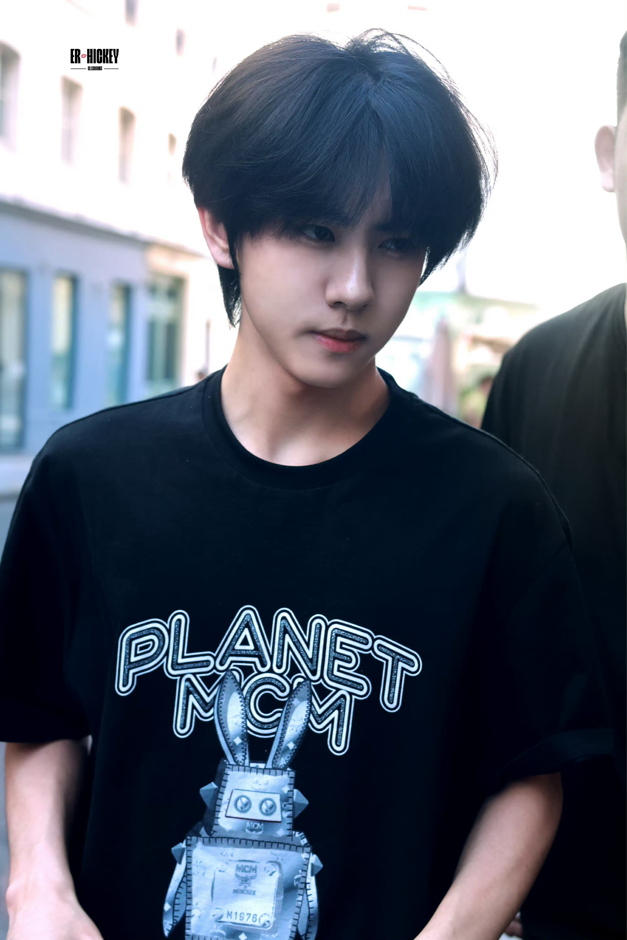 刘轩丞亮相巴黎高定时装周新街拍，身穿Planet MCM Rabot T恤，青春