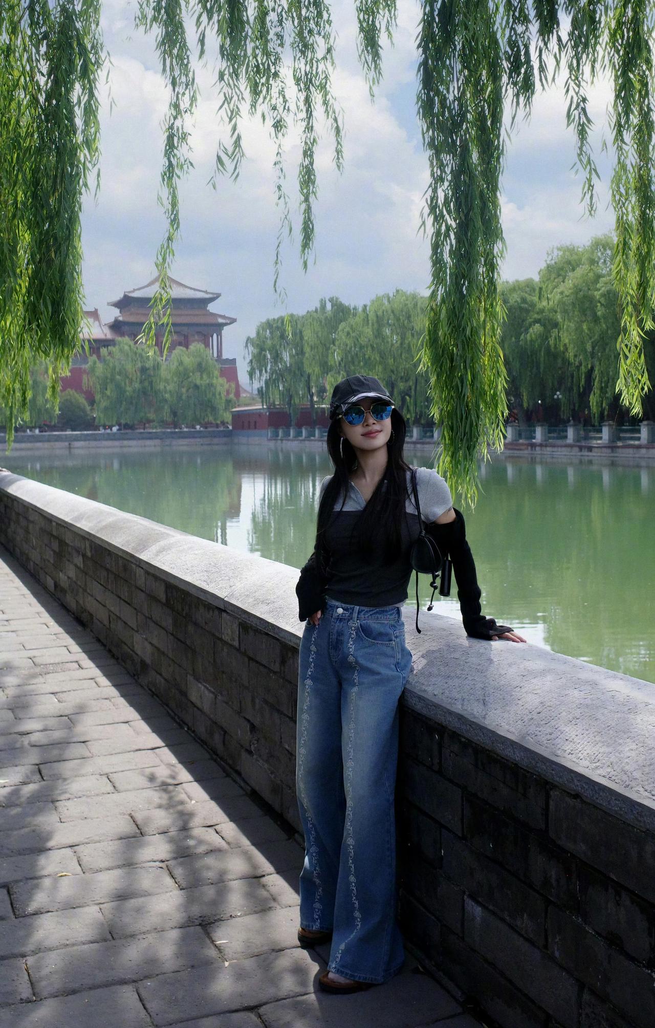 蔡依林今日发布的故宫漫步大片，不仅是一次简单的行程打卡，更是一场教科书级别的“松