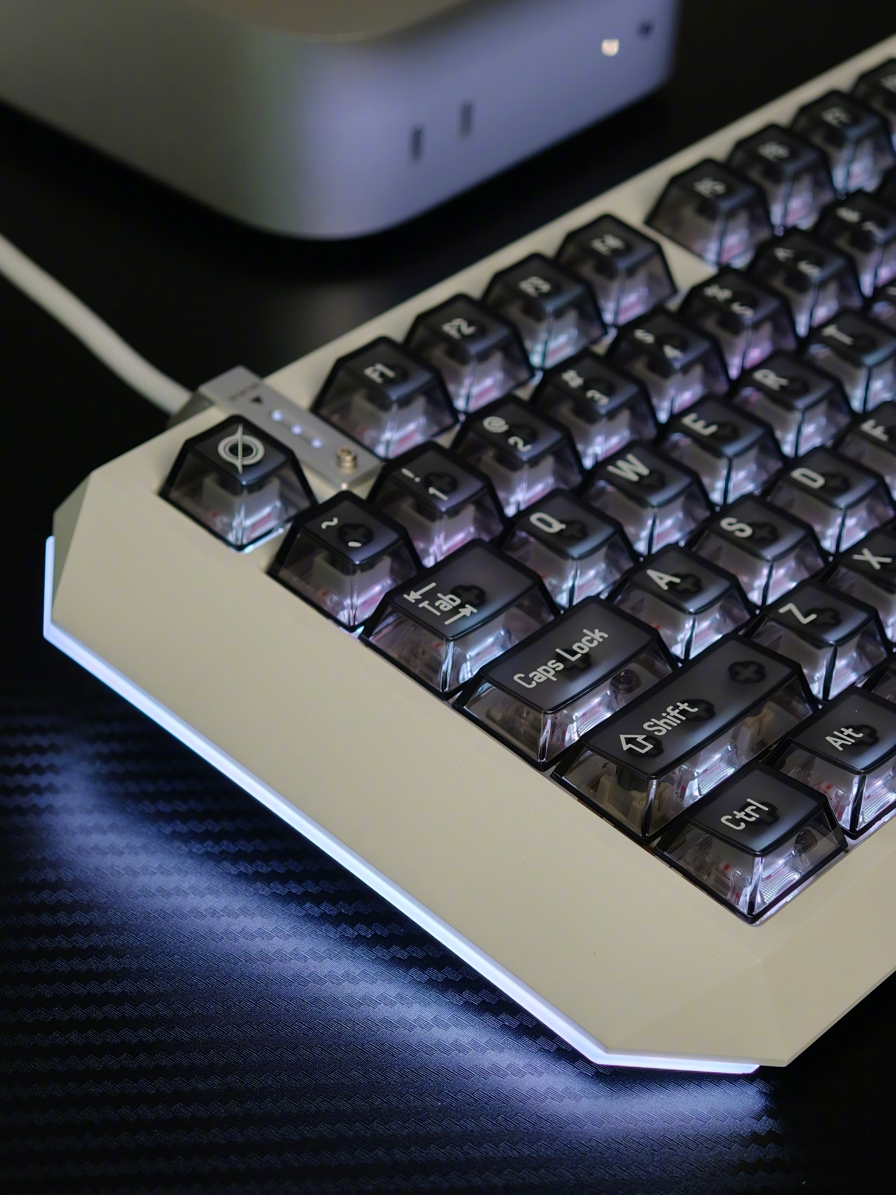 最近到了一个贼帅的手办不对…是一把磁轴键盘：MelGeek 奇点 80- 铝合金