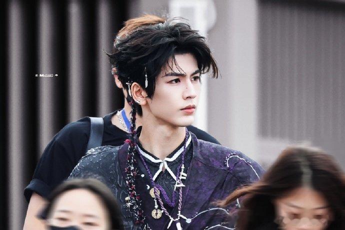 之前看他清冷书生觉得够绝了，今天撞见张凌赫苗疆少年扮相……怎么说呢，像突然切换游