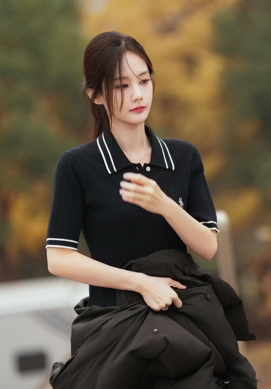 秋日穿搭指南：简约黑色Polo衫，搭配黑色外套，尽显优雅气质。