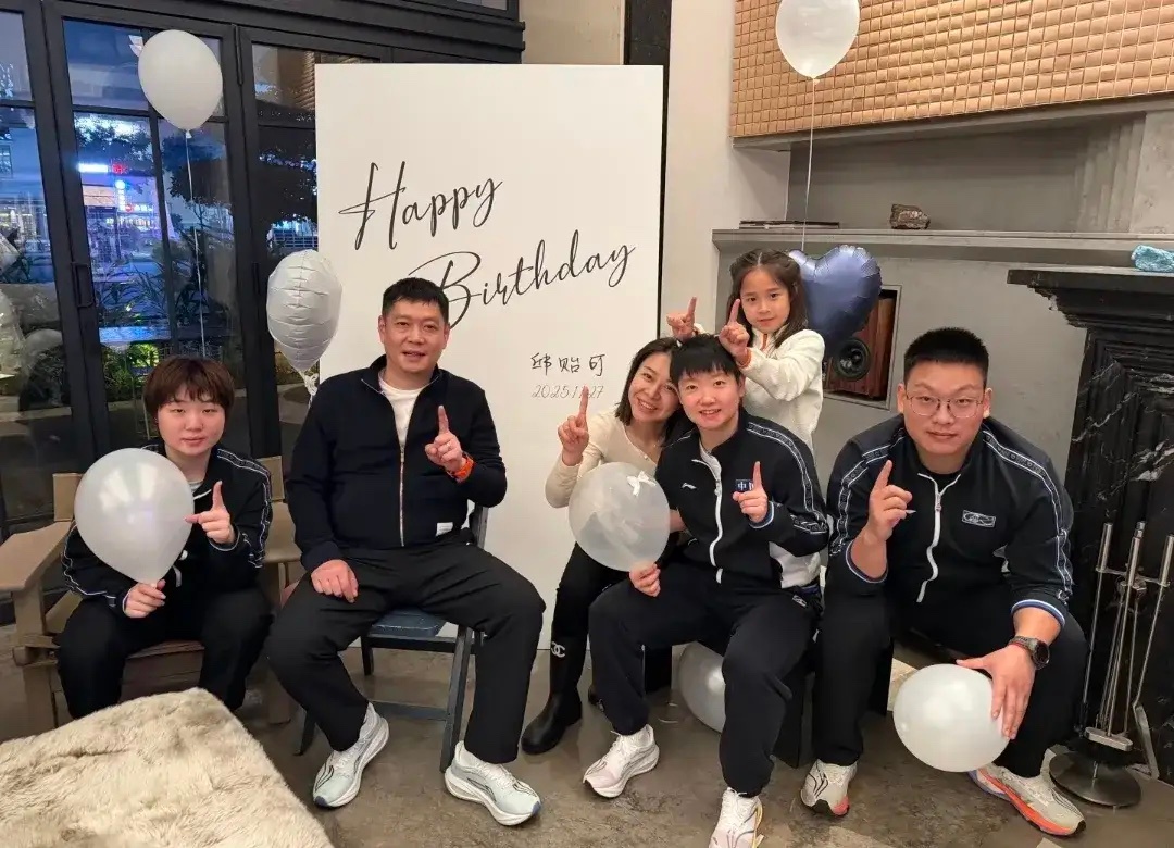 哇塞！原来今日是CoCo的生辰呢！莎莎和蒯曼特意赶来为师傅贺寿，体能教练翔哥也欣