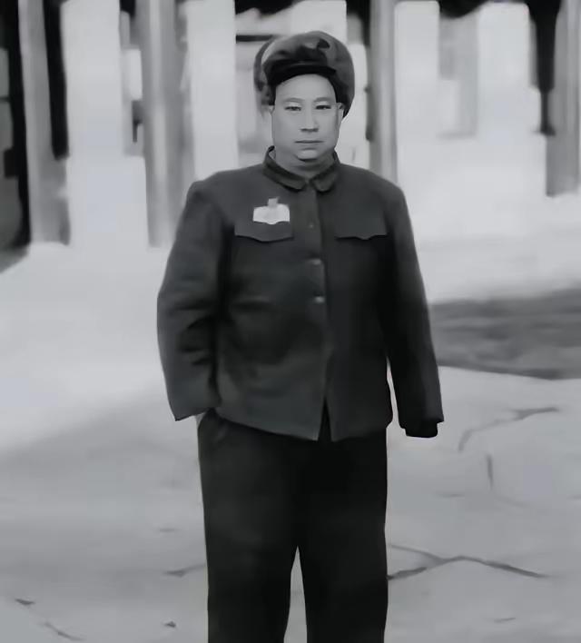 贺炳炎吼出那声“打”的时候，右手袖子空荡荡地甩在身后。

1937年10月18日