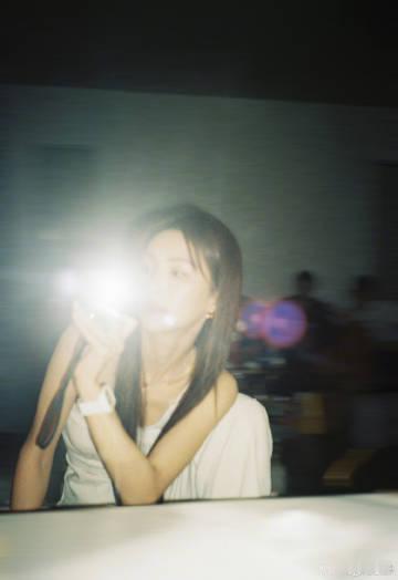 #金晨这风真懂事# #金晨闪光灯对镜自拍#金晨感叹这风真懂事，闪光灯对镜自拍更是