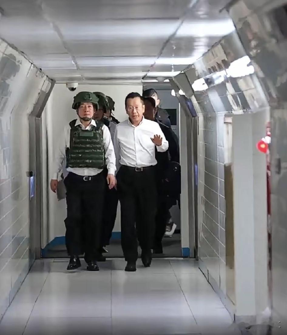 网上看到中国台湾地区“台独”分裂势力头目现身所谓军演活动，其中有个环节是进入地下