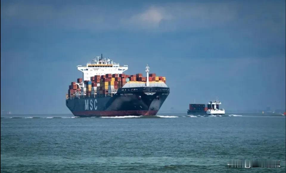 过红海货船保费暴涨。由于红海地区局势恶化，经过红海航行的货船，保险成本在12月2