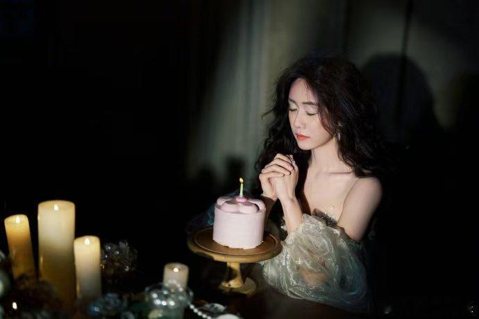 刘芸 油画里跑出来的公主 刘芸宛如油画里走出的公主，温柔且高贵，这形象太适合当拍