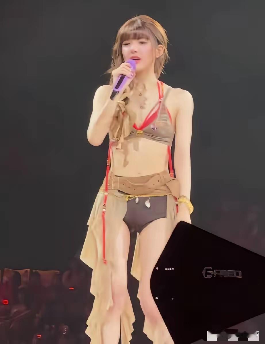 赵露思澳门演唱会，性感热辣的舞姿，和以前清纯的形象差别很大，撕去了甜妹的标签，电