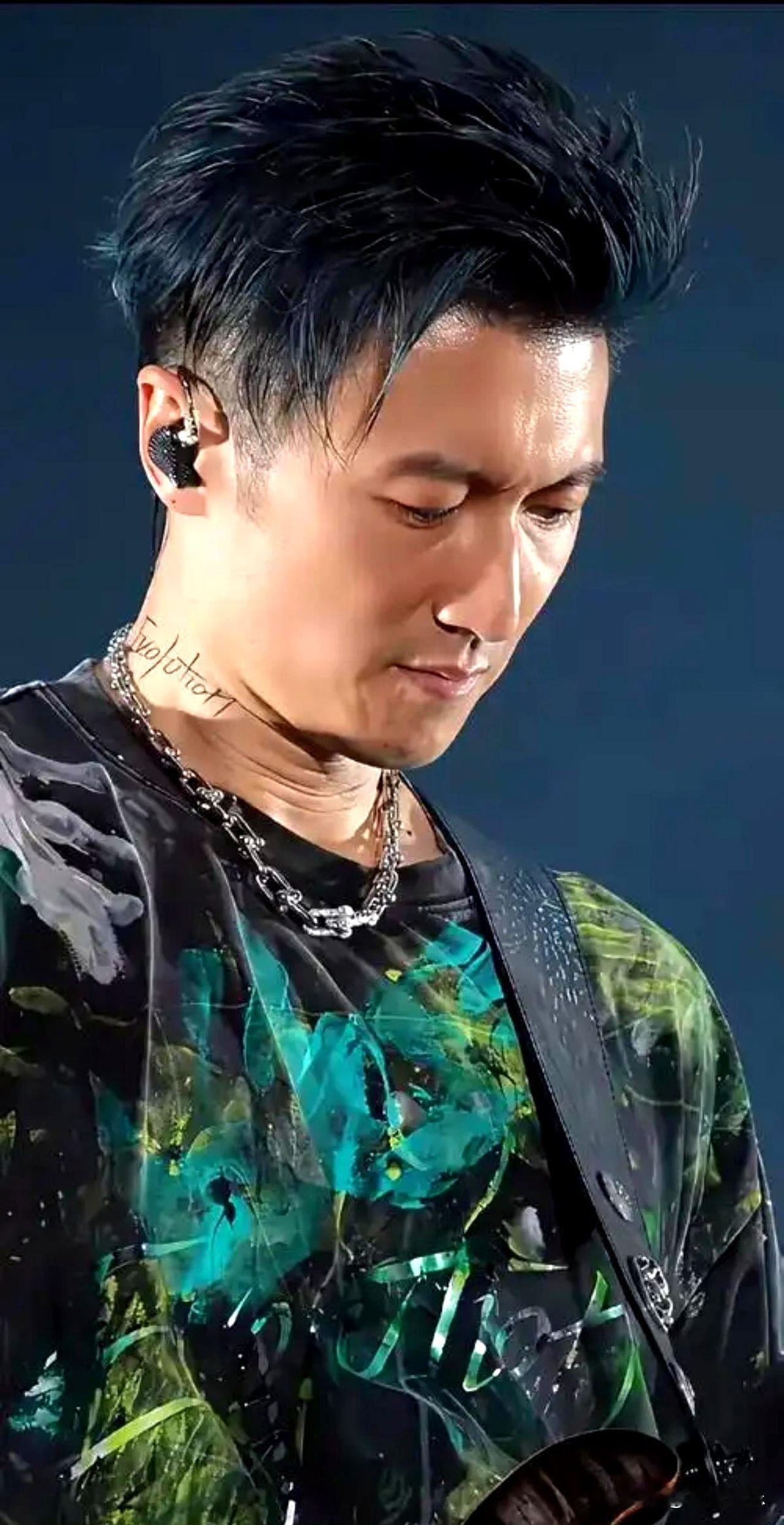 谢霆锋的儿子Lucas，刚在巴黎时装周走完秀。
这本是星二代的常规操作，但谢霆锋