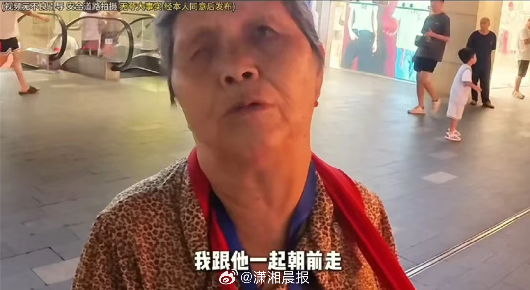 【珠海一#卖花奶奶称再苦也和患病老伴朝前走#，#当地回应老人深夜独自摆摊卖花#】