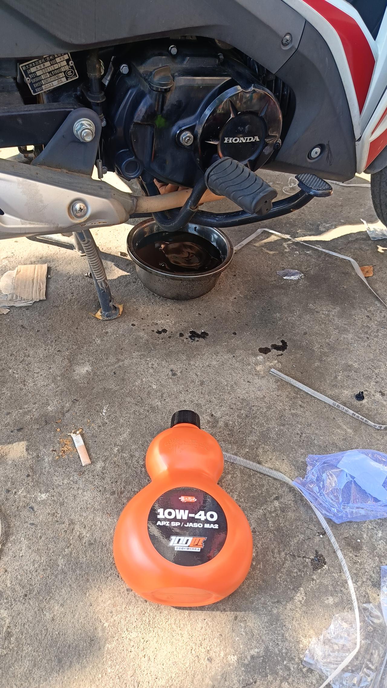 说到保养和换机油，一般来说可以根据以下几个方面来判断。
里程数更换:一般来说都是