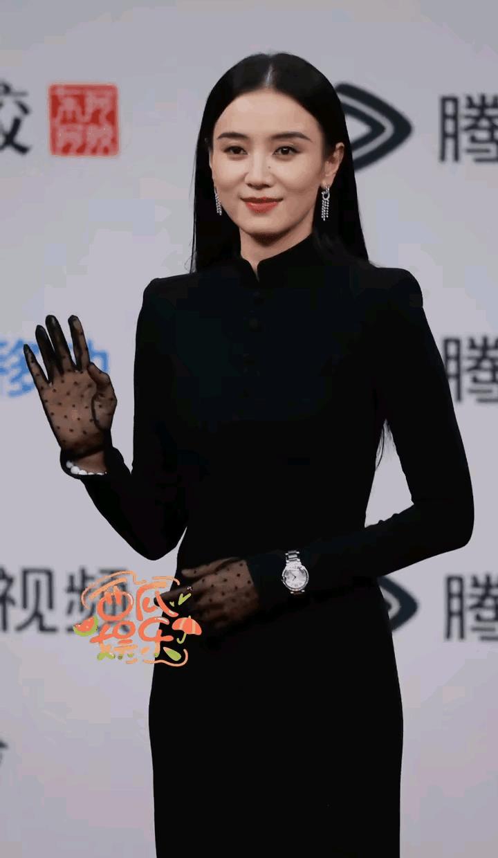 别再信“漂亮的人不用打扮”这种话了，最新数据打脸。
2023年全球美妆市场冲到5