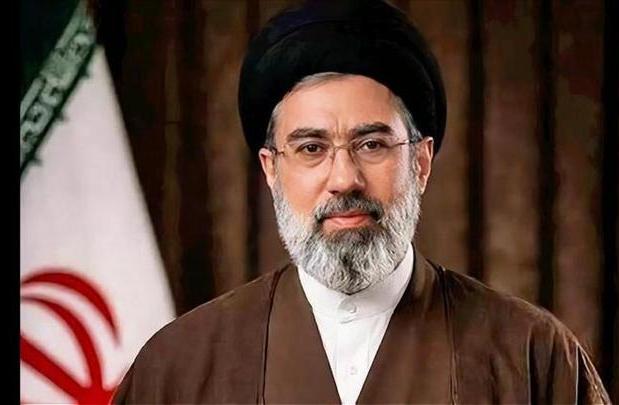 路透社刚捅破了一层惊天窗户纸：伊朗新掌门人穆杰塔巴·哈梅内伊不仅面部几乎毁容，双