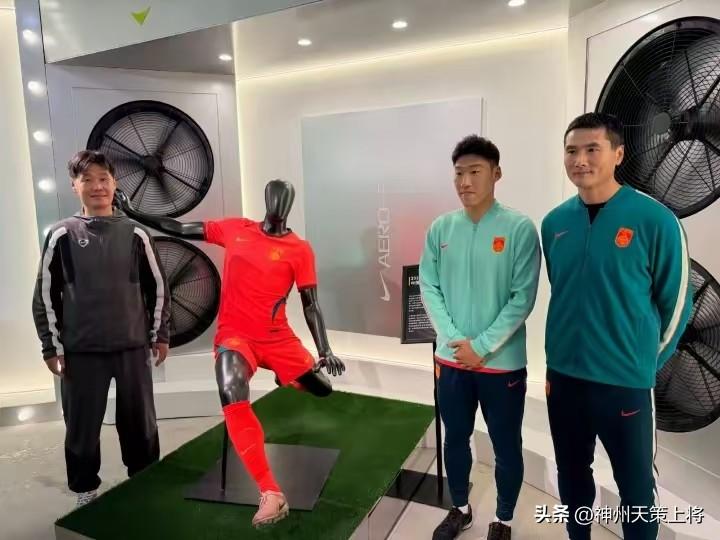 中国男足新战袍发布！红黄配色传承经典，邵佳一、李霄鹏、朱辰杰共同见证
 
中国男