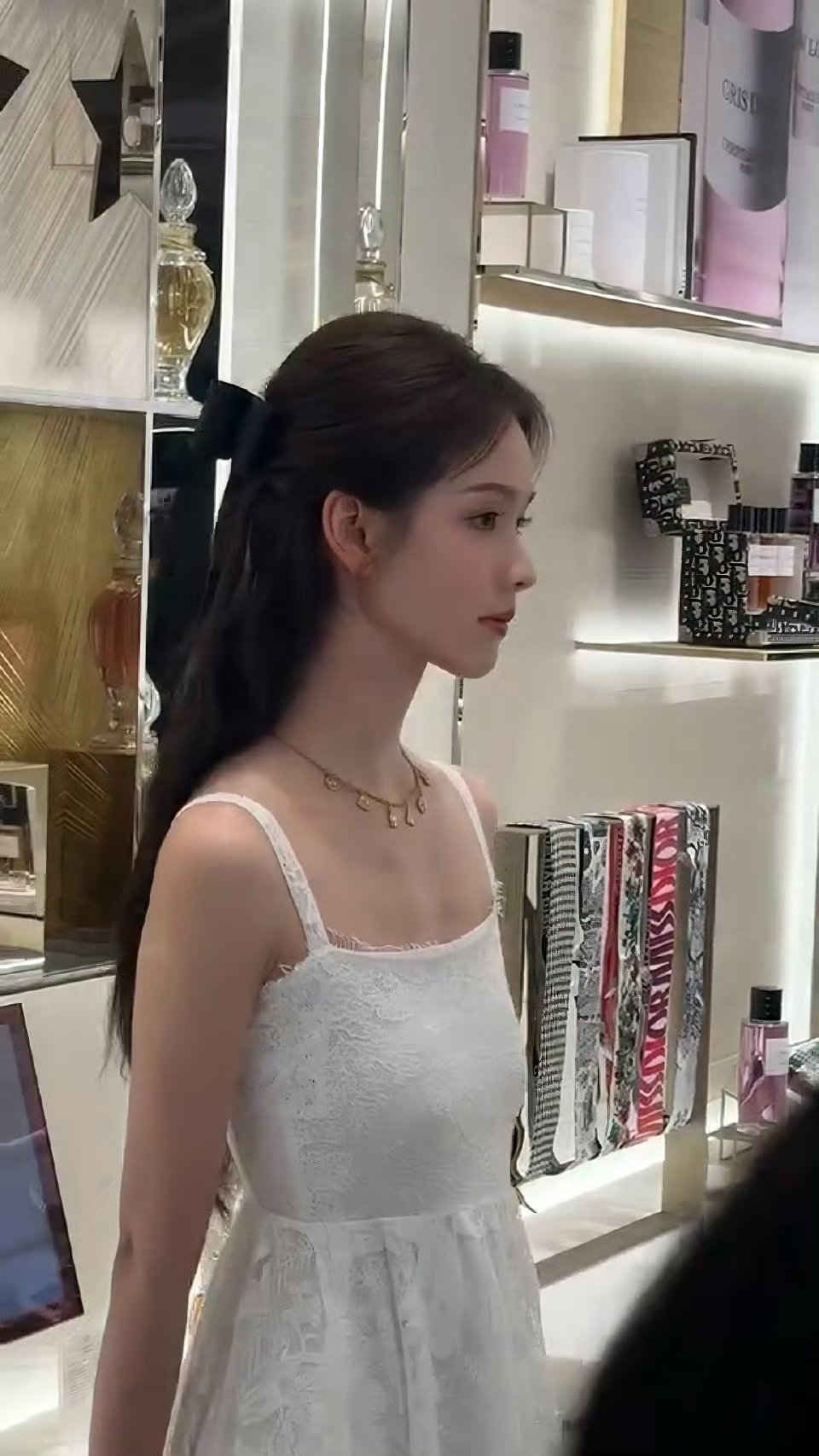 陈都灵正面这么窄的脸 侧面却有着超绝面部立体度…. ​ ​​​