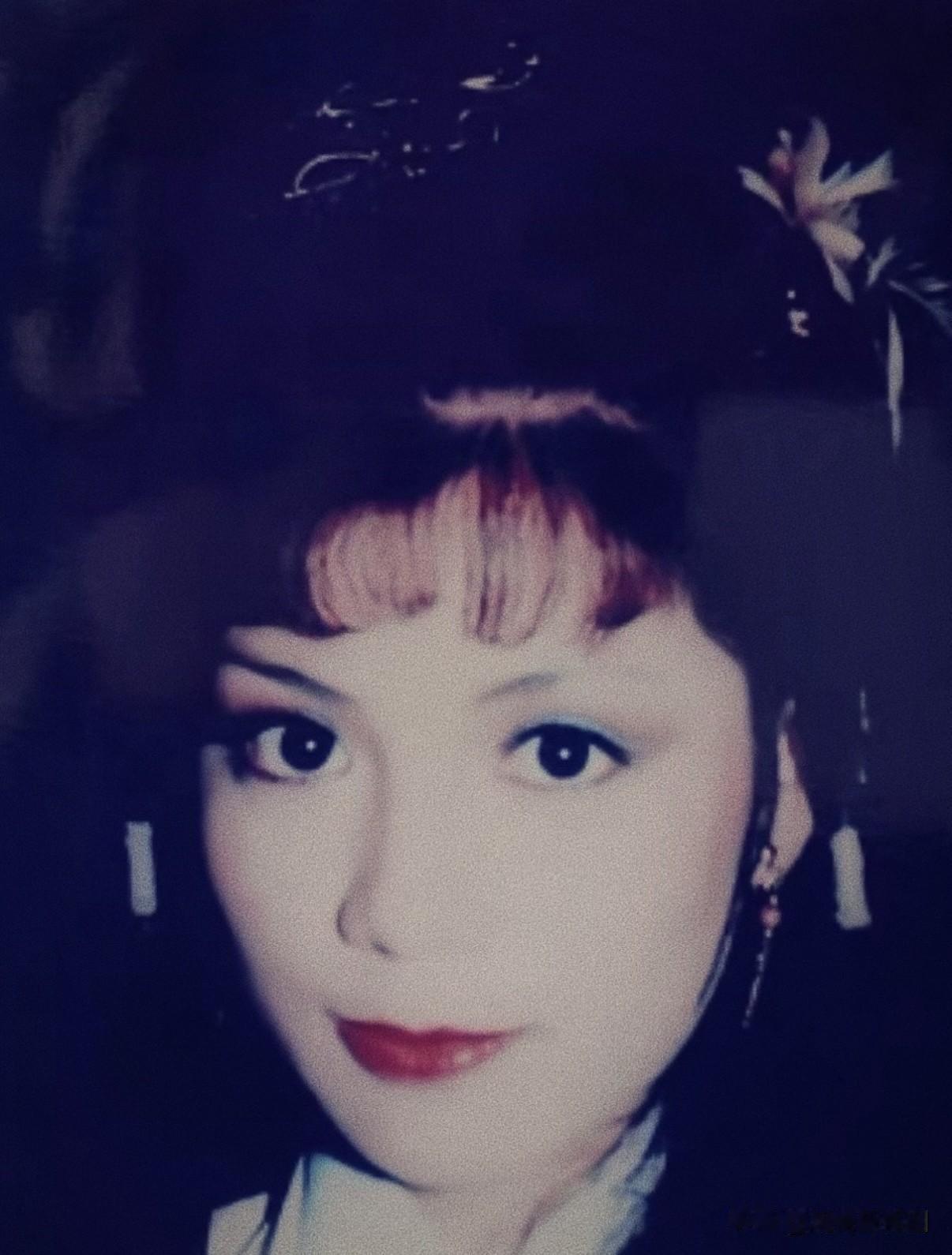 🌠翁美玲之后，再无黄蓉！

翁美玲，
一眼，就是蓉儿。

眼波藏慧。
唇间带俏