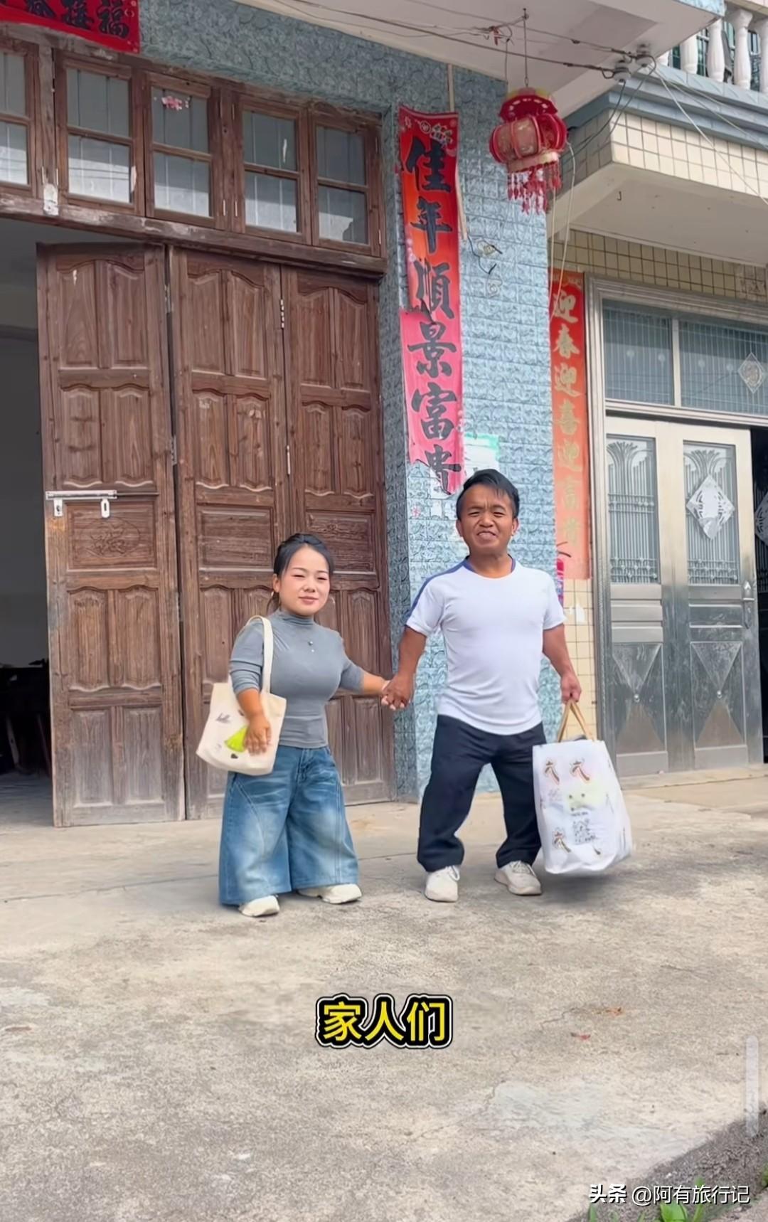自媒体时代这样的人就是吃香，自带流量，哪怕不说一句话，两人牵手站一起都有很多赞，