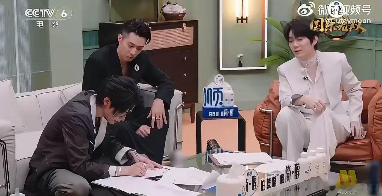 宋亚轩被夸害羞 莫文蔚夸宋亚轩 好可爱 