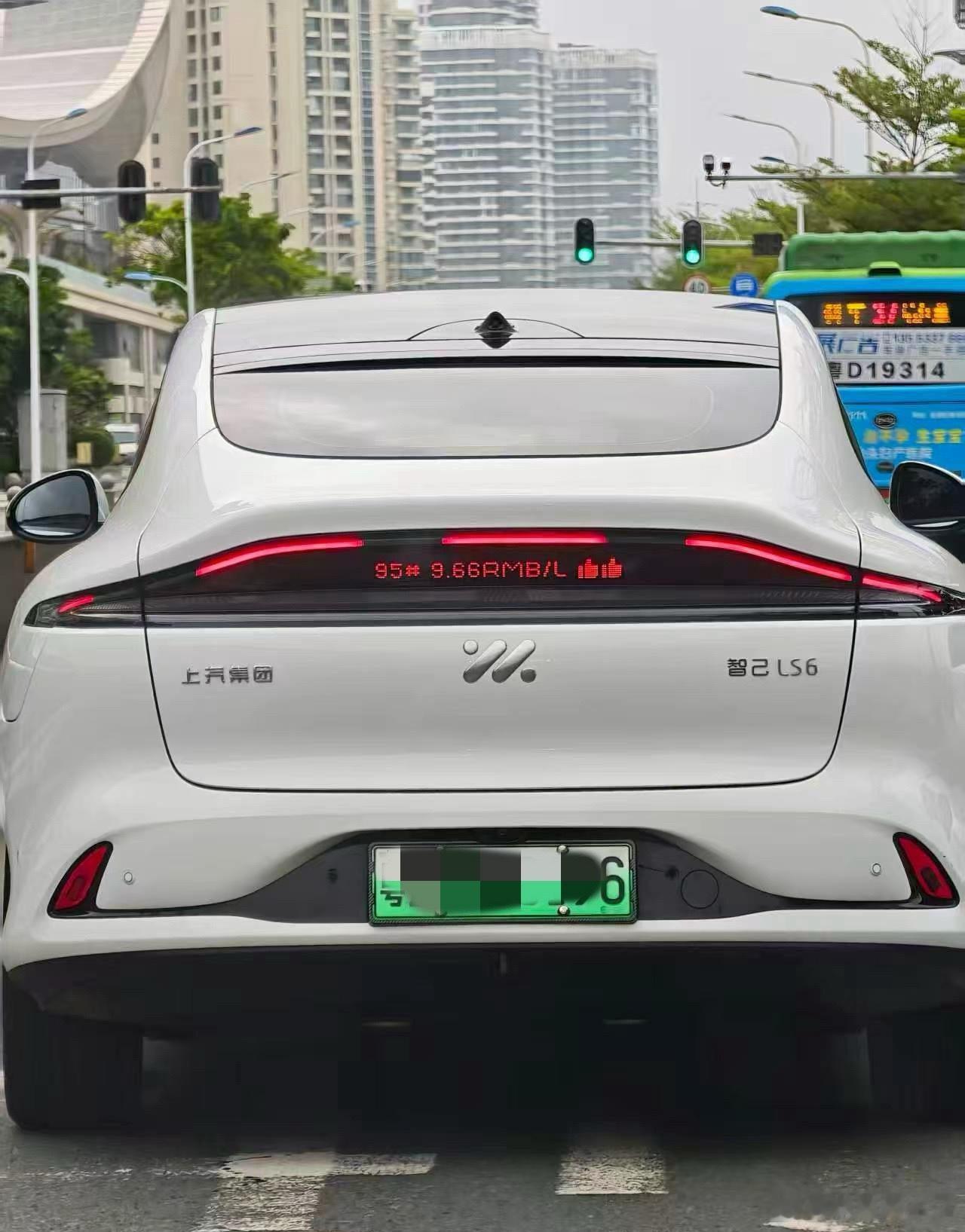 智己这招太狠了我现在我都不敢开我的油车出门 