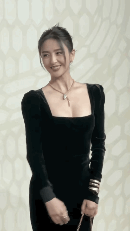 我问我老公:佟丽娅那么漂亮，为什么离婚四年没有男人追她？

我老公白了我一眼说: