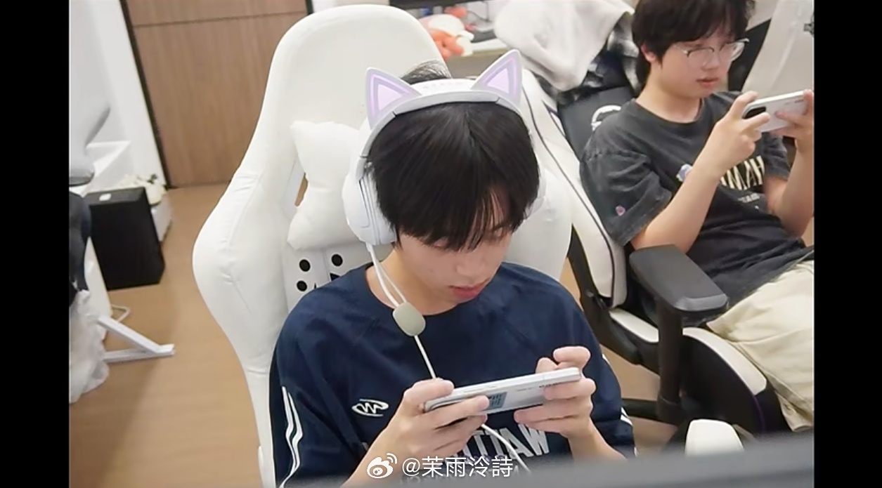他旁边这货到底要干啥能不能滚 