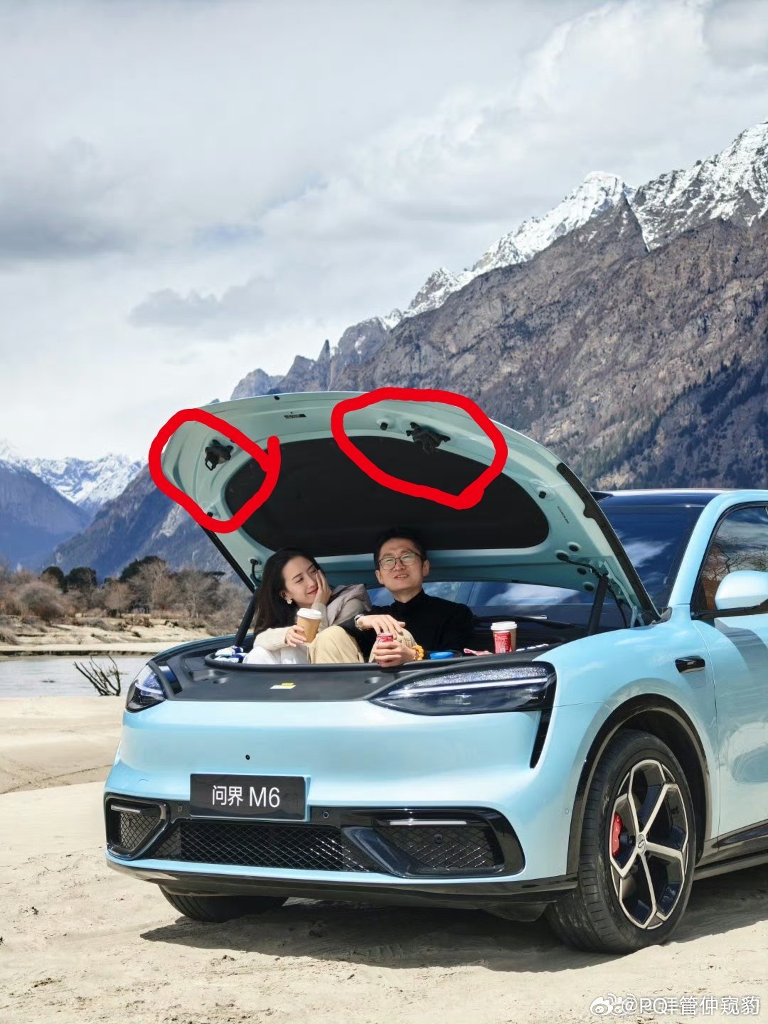 这个锁扣应该是黑科技满满你看，做那么大不说，形状还很别致周围还有类似的支柱一样想