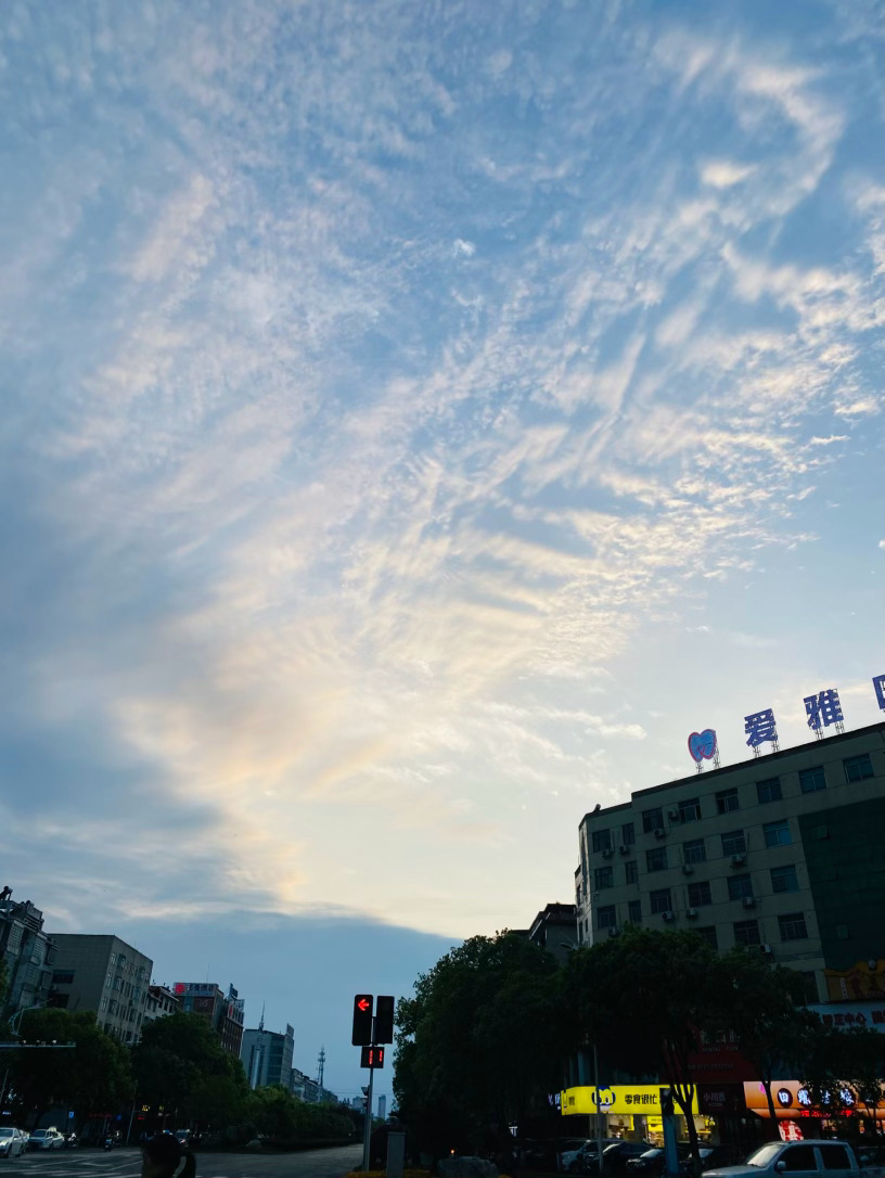 生活手记记录真实生活摄影摄影摄影   十六度的突降温，让早间的冷雨更添几分料峭。