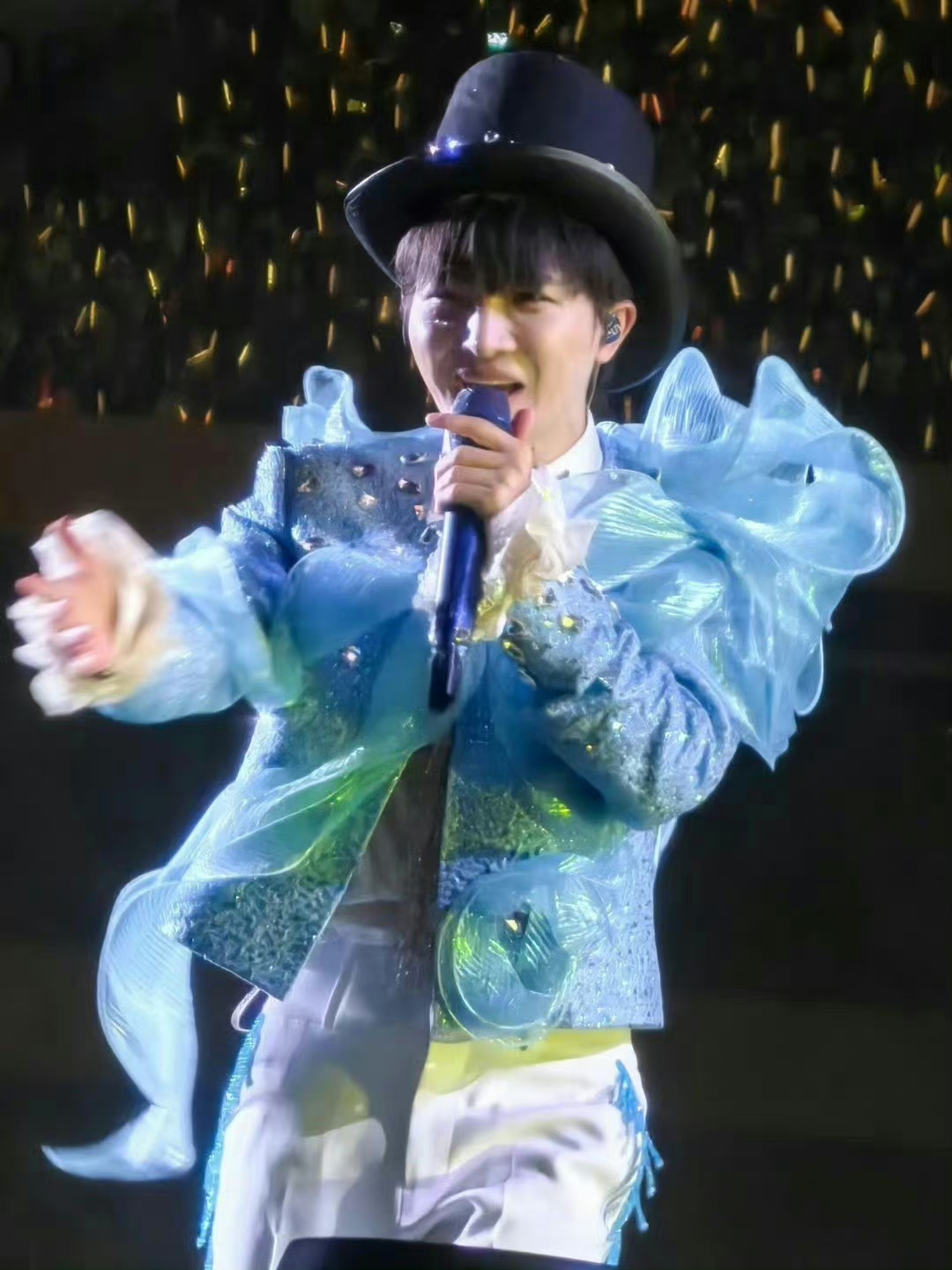 #周深首场体育场演唱会#周深首场体育场演唱会来喽。真的好羡慕能够去现场的每一位哟
