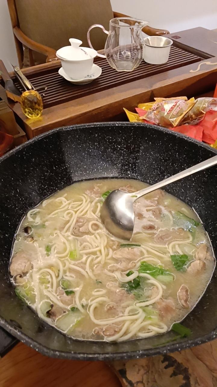 热腾腾的面条汤，配点小菜真舒坦，简单又管饱。
