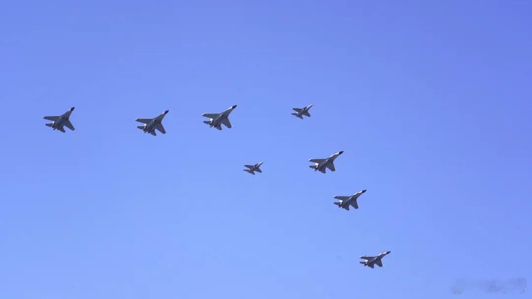 渤海湾畔某机场，官兵列阵，群机护航。海军航空兵某团隆重为达到最高飞行年限的歼击机