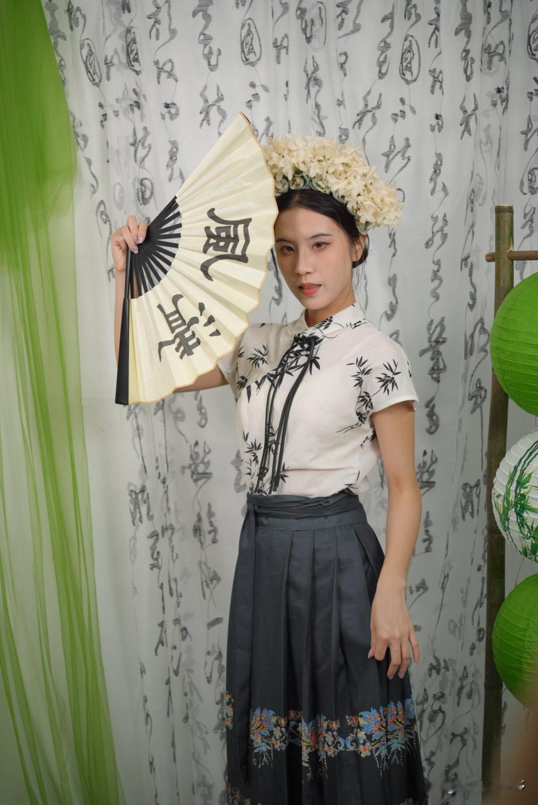 清风脱俗的典雅美女
打卡清风扇的典雅美女，这复古感太对味了复古立式风扇 晒一晒用