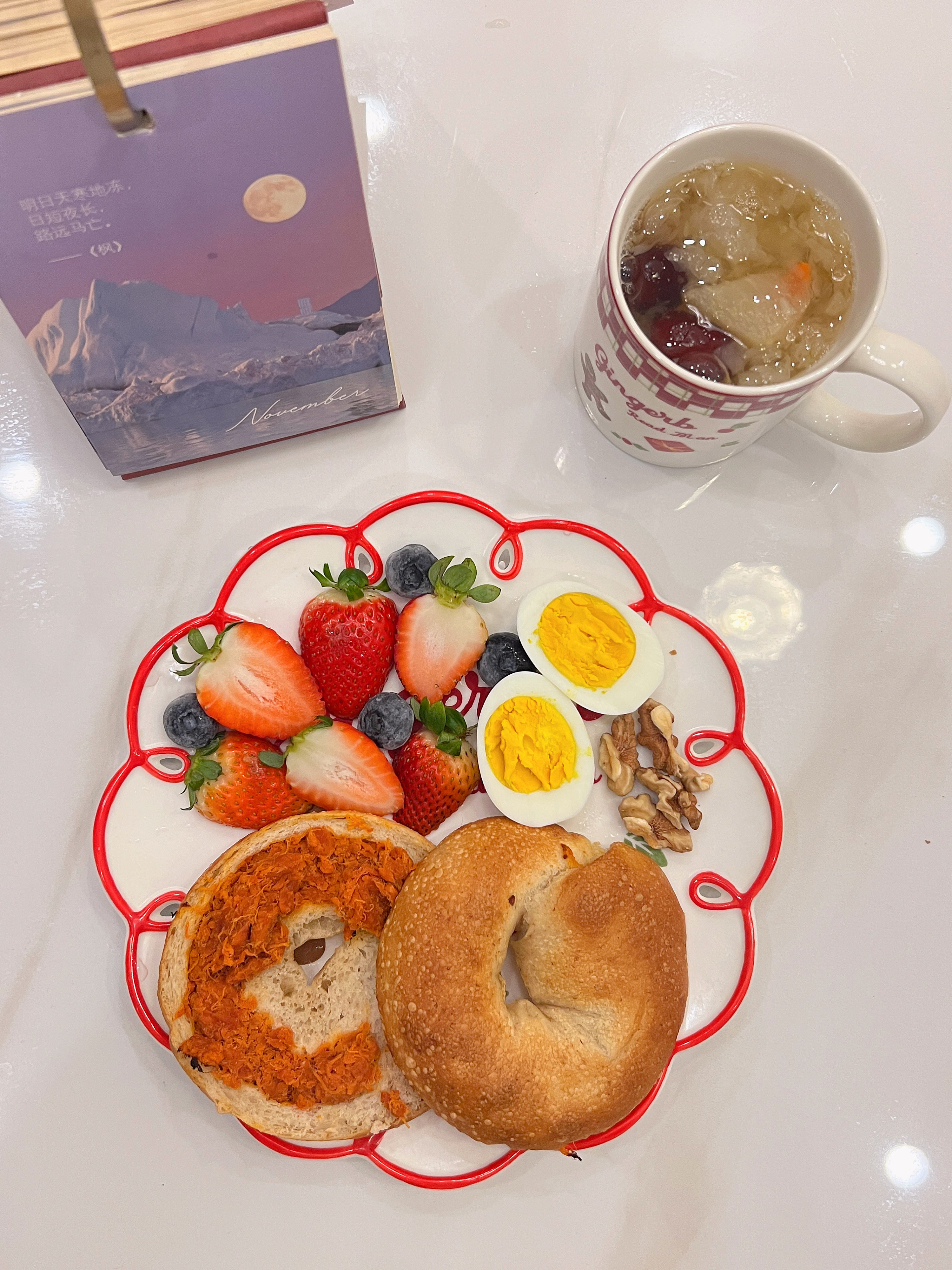 前几天吃的太辣太油腻了嗓子又上火发炎了  这两天开始疯狂喝菊花茶和炖银耳雪梨汤 