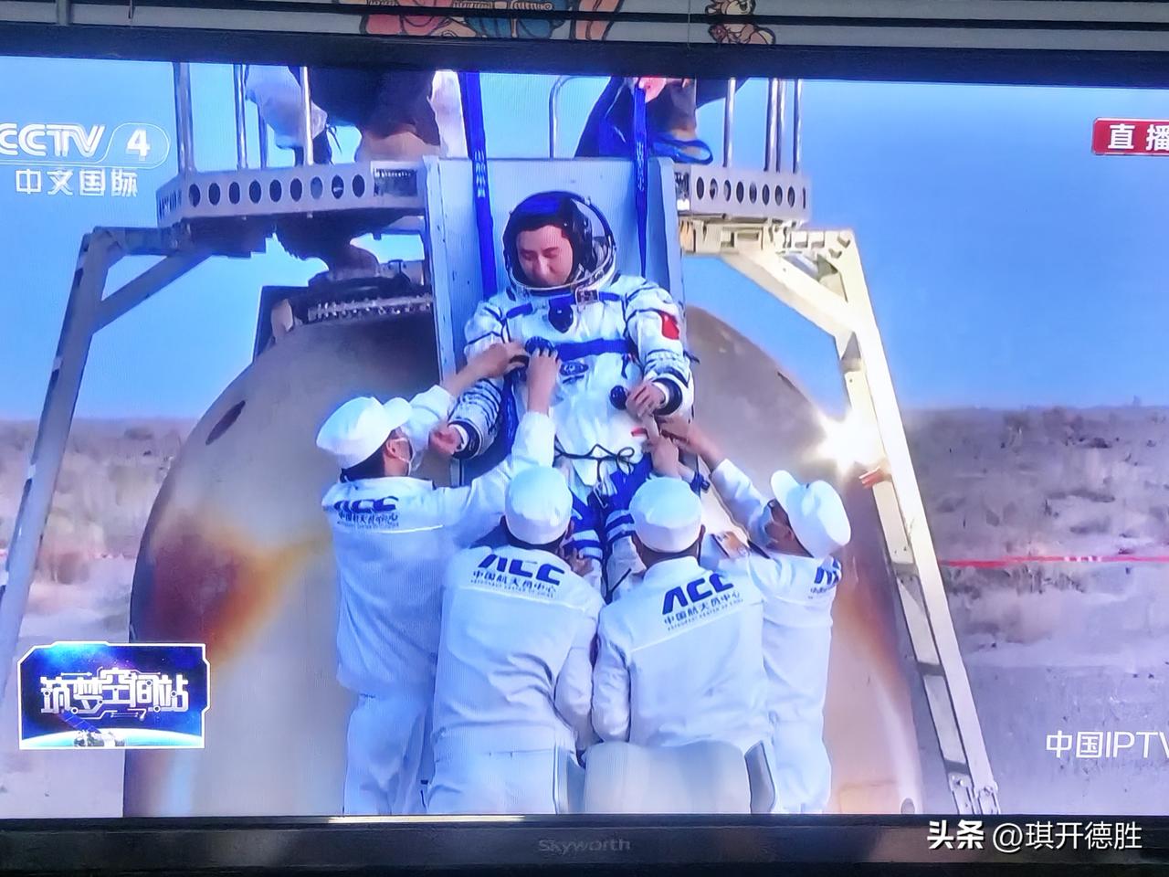 神舟21号飞船凯旋归来，航天员出舱时首先是被搜救人员拉拽出舱，然后在工作平台经过