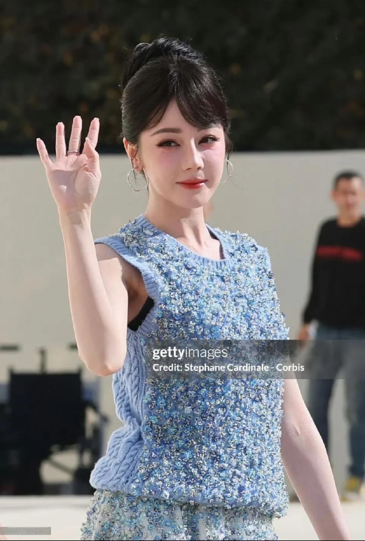 热巴娜扎 新疆双美闪耀巴黎 迪丽热巴生图牛，还是迪奥全球品牌大使权威。热巴在花少