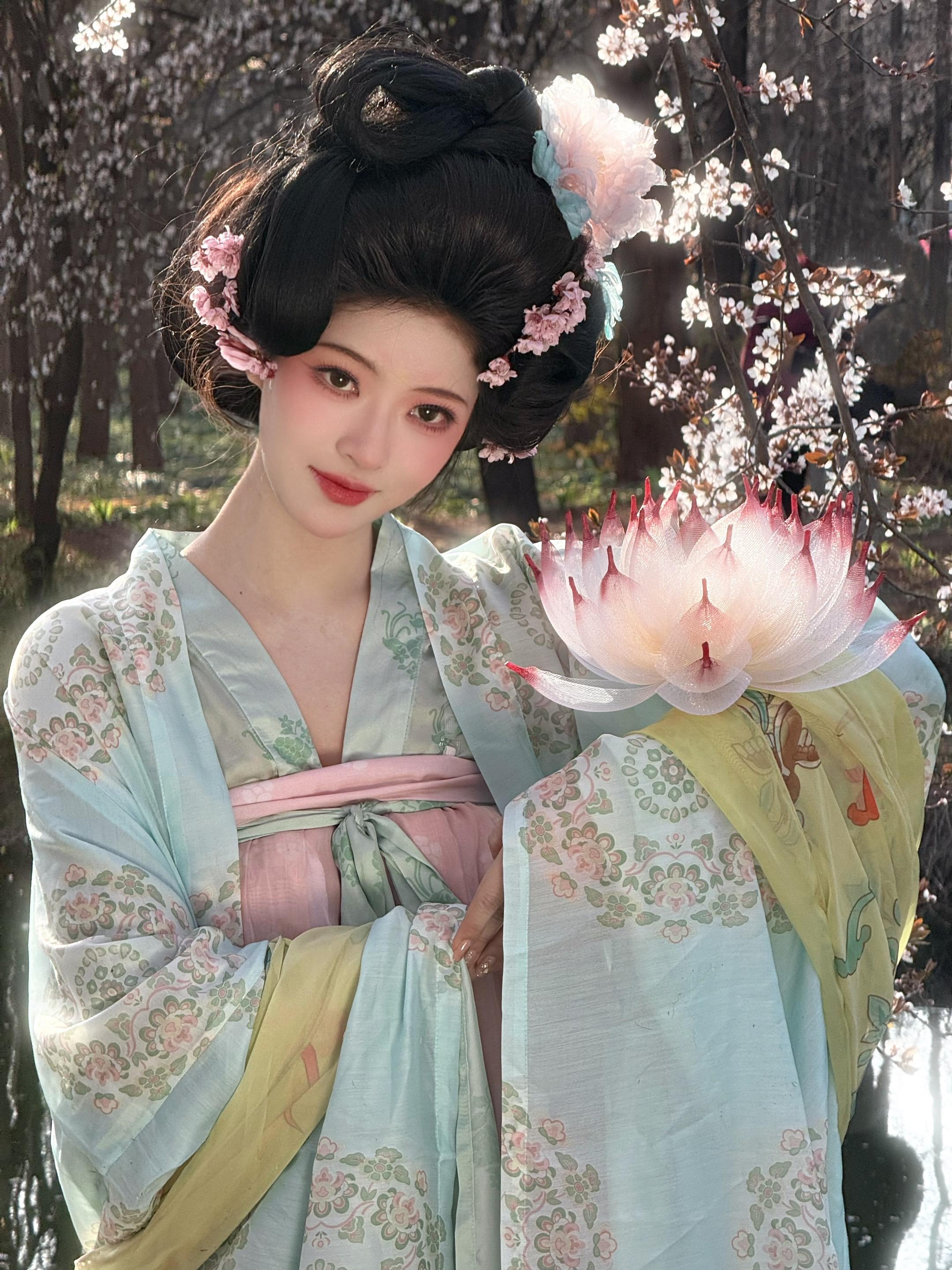 “遇见你的眉眼，如清风明月”古风